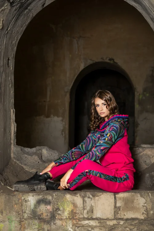 bluza-z-szydełkową-koronką-różowa-i-spodnie-z-lampasami-różowe-luźne--BLOOM-vippi-design-8.jpg