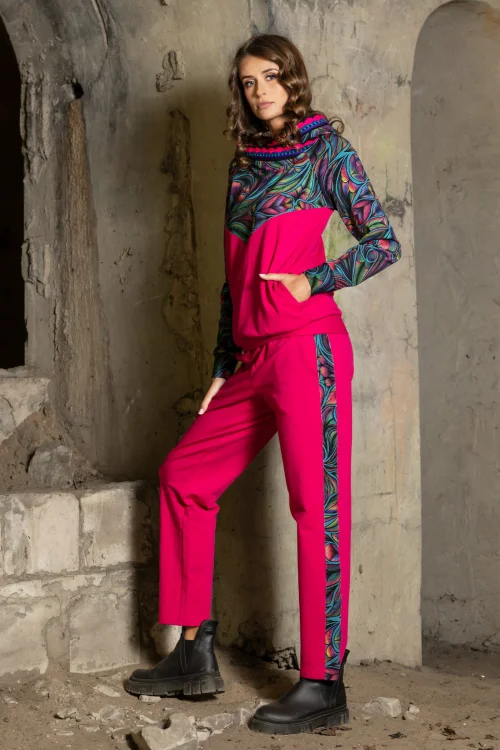 bluza-z-szydełkową-koronką-różowa-i-spodnie-z-lampasami-różowe-luźne--BLOOM-vippi-design-3.jpg