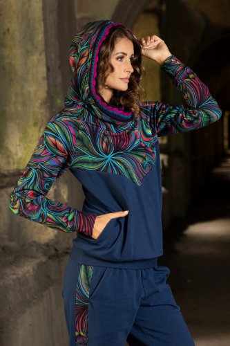 spodnie-luźne-z-lampasem-granatowe-i-bluza-z-szydelkową-koronką-BLOOM-vippi-design-8.jpg