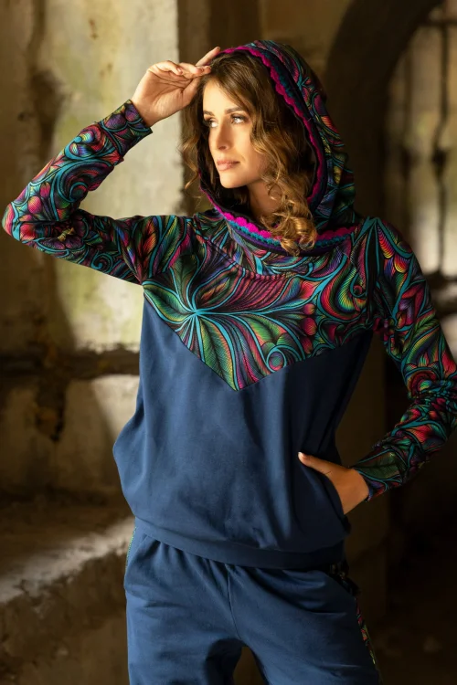 spodnie-luźne-z-lampasem-granatowe-i-bluza-z-szydelkową-koronką-BLOOM-vippi-design-7.jpg