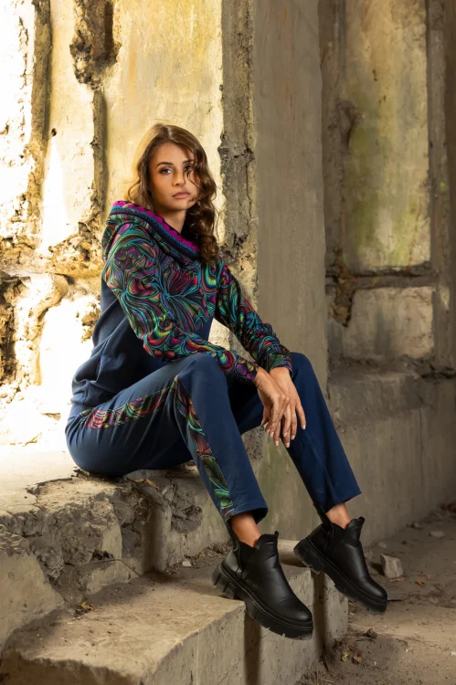 spodnie-luźne-z-lampasem-granatowe-i-bluza-z-szydelkową-koronką-BLOOM-vippi-design-4.jpg
