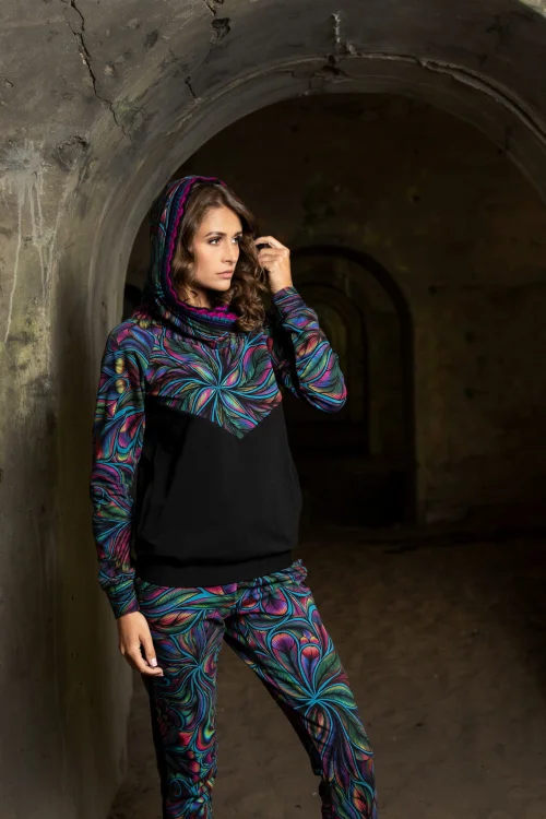 spodnie-z-lampasem-i--bluza-z-szydelkową-koronką-BLOOM-vippi-design-3.jpg