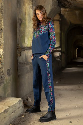 spodnie-luźne-z-lampasem-granatowe-i-bluza-z-szydelkową-koronką-BLOOM-vippi-design.jpg