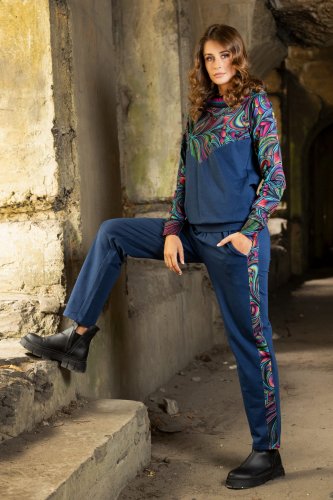 spodnie-luźne-z-lampasem-granatowe-i-bluza-z-szydelkową-koronką-BLOOM-vippi-design-2.jpg