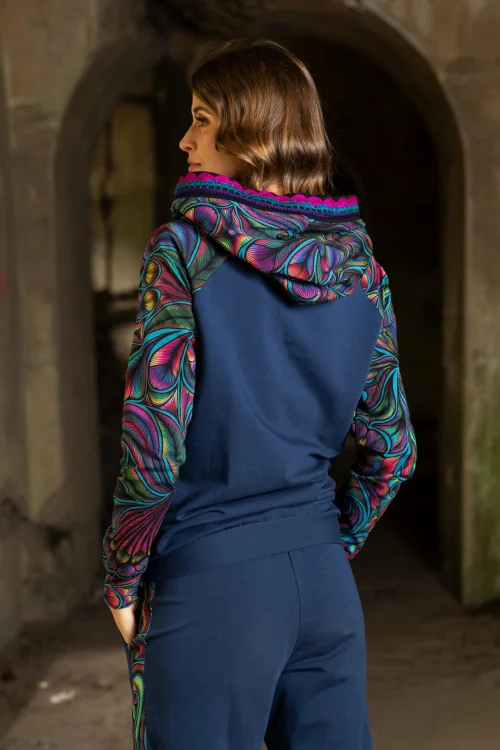 spodnie-luźne-z-lampasem-granatowe-i-bluza-z-szydelkową-koronką-BLOOM-vippi-design-9.jpg