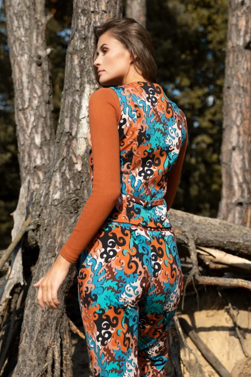 bluzka-ribb-camelowa-BASIC-i-spodnie-w-kant-i-kamizelka--FLOW-vippi--design-15.jpg