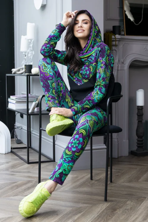 bluza-czarna-z-szydełkową-koronką-i-spodnie-wąskie-kolorowe-LILY-violet-Vippi-design-12.jpg