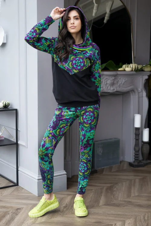 bluza-czarna-z-szydełkową-koronką-i-spodnie-wąskie-kolorowe-LILY-violet-Vippi-design-10.jpg