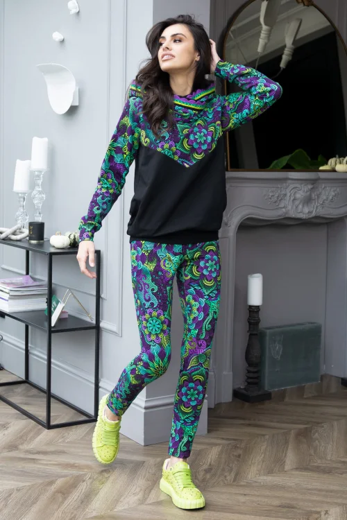 bluza-czarna-z-szydełkową-koronką-i-spodnie-wąskie-kolorowe-LILY-violet-Vippi-design-3.jpg