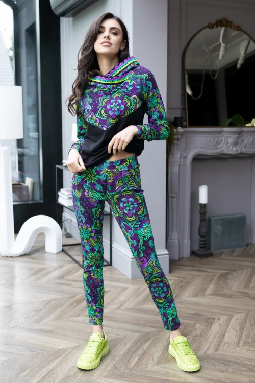 bluza-czarna-z-szydełkową-koronką-i-spodnie-wąskie-kolorowe-LILY-violet-Vippi-design-15.jpg
