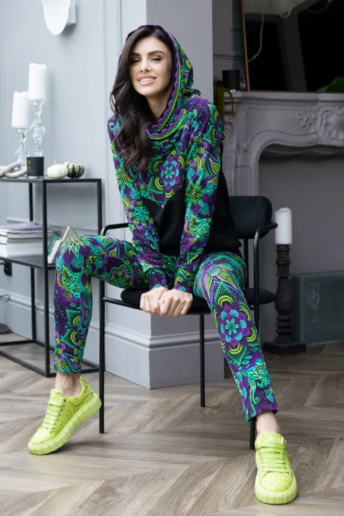 bluza-czarna-z-szydełkową-koronką-i-spodnie-wąskie-kolorowe-LILY-violet-Vippi-design-14.jpg