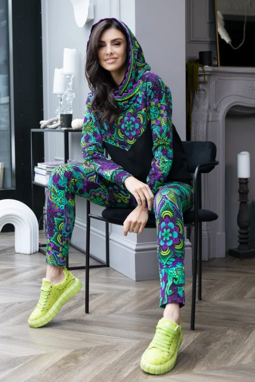 bluza-czarna-z-szydełkową-koronką-i-spodnie-wąskie-kolorowe-LILY-violet-Vippi-design-13.jpg