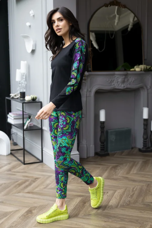 bluzka-czarna-z-aplikacjami-na-rękawie--spodnie-wąskie-kolorowe-LILY-violet-Vippi-design-4.jpg