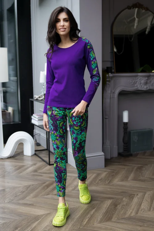 bluzka-czarna-z-aplikacjami-na-rękawie--spodnie-wąskie-kolorowe-LILY-violet-Vippi-design--6.jpg