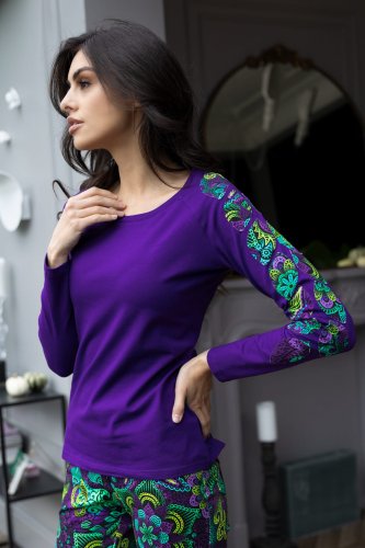 bluzka-fioletowa-z-aplikacjami-na-rękawie--spodnie-wąskie-kolorowe-LILY-violet-Vippi-design-4.jpg