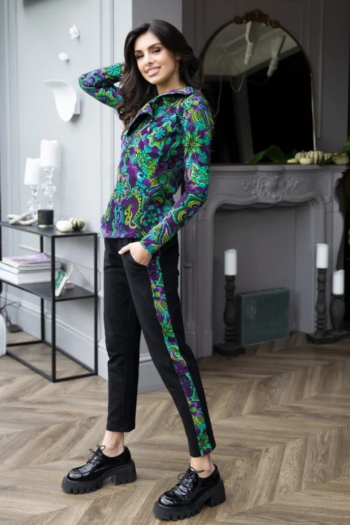 bluza-kolorowa-asymetryczna-i-spodnie-czarne-lużne-z-lampasem-e-LILY-violet-Vippi-design-8.jpg