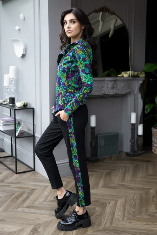bluza-kolorowa-asymetryczna-i-spodnie-czarne-lużne-z-lampasem-e-LILY-violet-Vippi-design-7.jpg