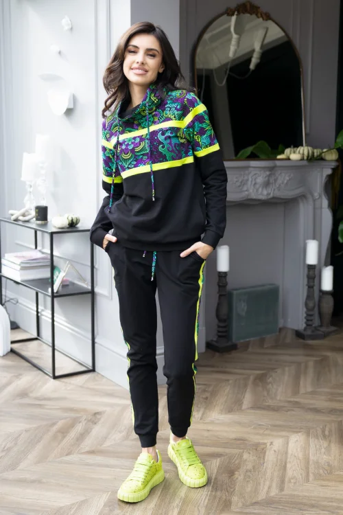 bluza-z-golfem-czarna-i-spodnie-z-podwójnymi-lampasami--LILY-violet-Vippi-design-3.jpg
