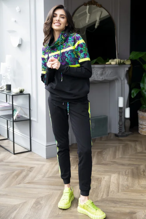 bluza-z-golfem-czarna-i-spodnie-z-podwójnymi-lampasami--LILY-violet-Vippi-design-2.jpg
