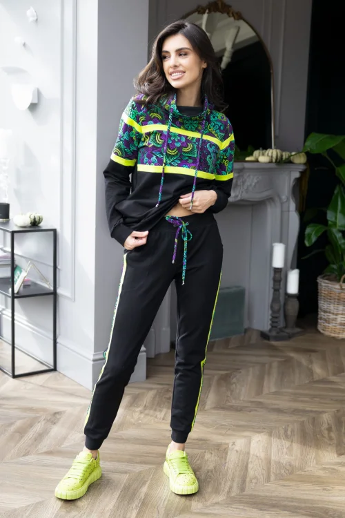 bluza-z-golfem-czarna-i-spodnie-z-podwójnymi-lampasami--LILY-violet-Vippi-design-4.jpg