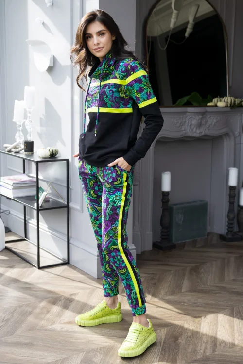 bluza-z-golfem--i-spodnie-z-podwójnymi-lampasami-kolorowe--LILY-violet-Vippi-design-7.jpg
