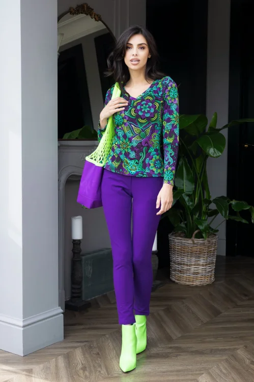 bluzka-lklasyczna-w-serek-i-spodnie-fiioletowe-wąskie--LILY-violet-Vippi-design.jpg