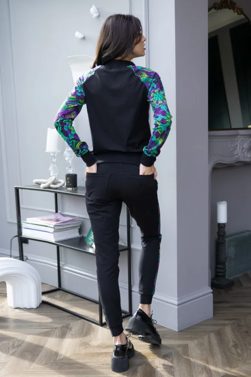 bluzka-sportowa-czarna-i-spodnie-czarne-z-lampasami--LILY-violet-Vippi-design-6.jpg