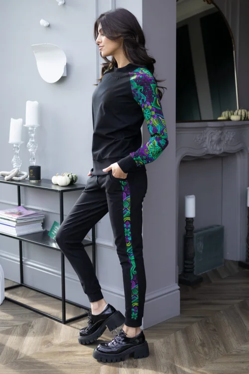bluzka-sportowa-czarna-i-spodnie-czarne-z-lampasami--LILY-violet-Vippi-design-5.jpg