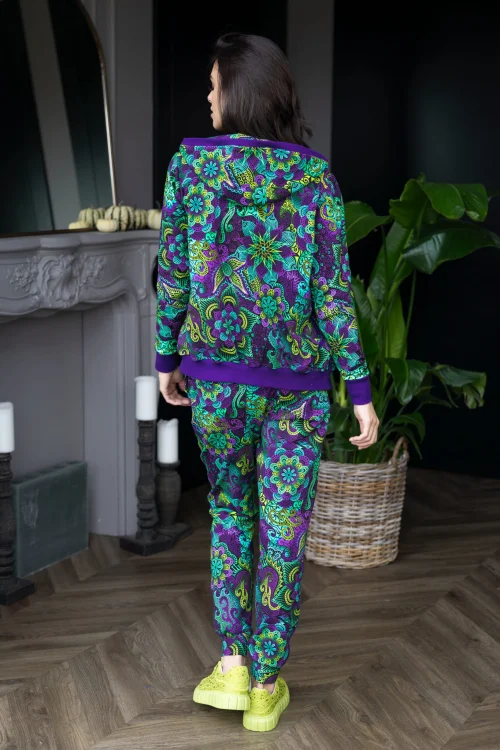 bomberka-z-kapturem-i-spodnie-z-lampasami--LILY-violet-Vippi-design-7.jpg