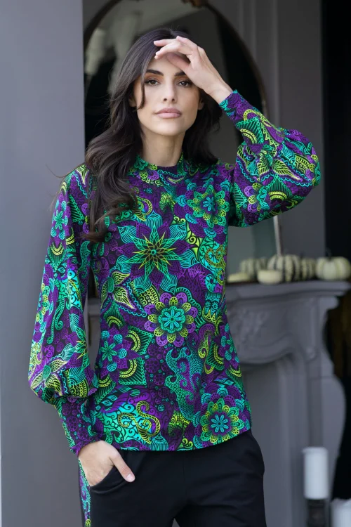 bluzka-z-bufkami-i-spodnie-czarne-luźne-z-lampasem-LILY-violet-Vippi-design--2.jpg