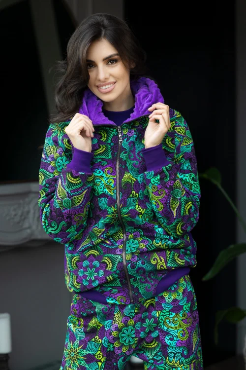 spodnie-bojówki-i-bluzka-sportowa-kolorowa-i-bluza-ocieplana-z-golfem--LILY-violet-Vippi-design-5.jpg