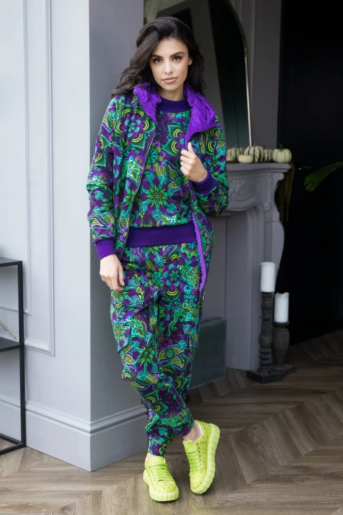 spodnie-bojówki-i-bluzka-sportowa-kolorowa-i-bluza-ocieplana-z-golfem--LILY-violet-Vippi-design-8.jpg
