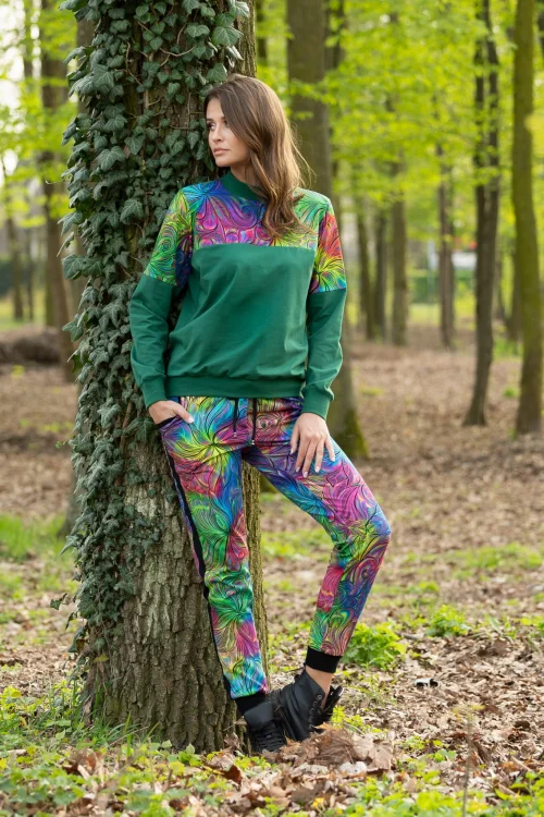 bluzka-sportowa-zielona-z-kolorowym-karczkiem-i-spodnie-z-lampasami---BLOOM-multi-vippidesign-5.jpg