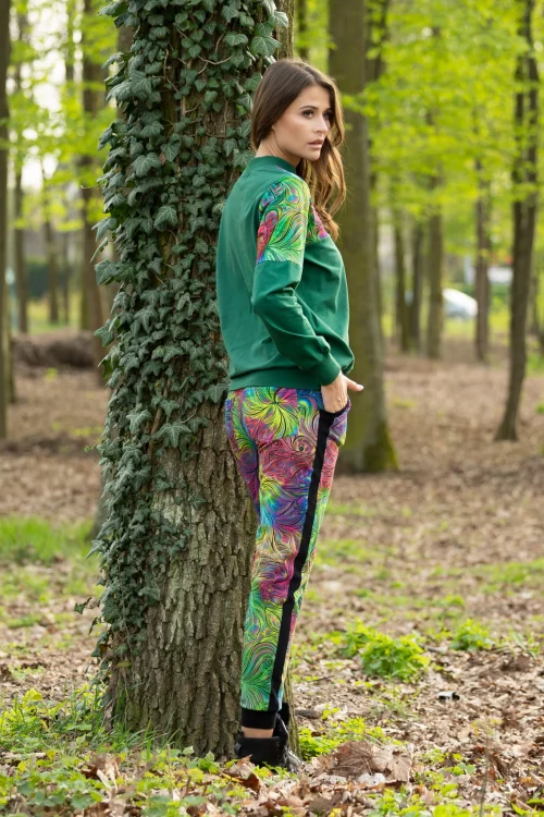 bluzka-sportowa-zielona-z-kolorowym-karczkiem-i-spodnie-z-lampasami---BLOOM-multi-vippidesign-4.jpg
