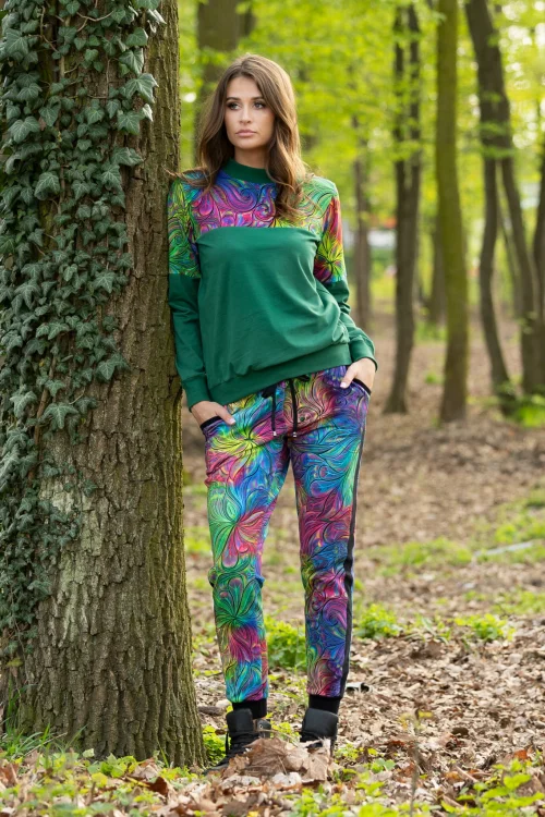 bluzka-sportowa-zielona-z-kolorowym-karczkiem-i-spodnie-z-lampasami---BLOOM-multi-vippidesign.jpg