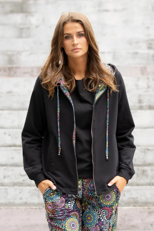 bluza-czarna-z-kontrą-i-spodnie-lużnel-kolorowei-Vippi-Design-2a.jpg