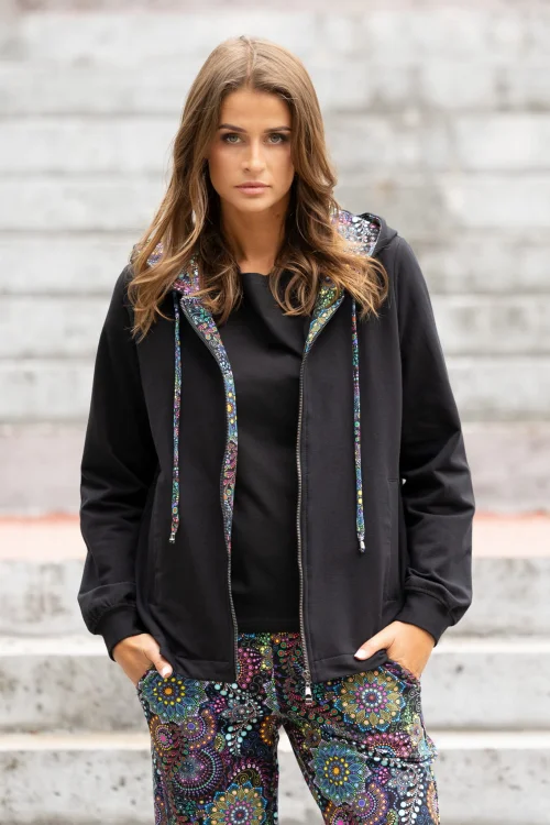 bluza-czarna-z-kontrą-i-spodnie-lużnel-kolorowei-Vippi-Design-3.jpg