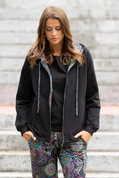 bluza-czarna-z-kontrą-i-spodnie-lużnel-kolorowei-Vippi-Design-4.jpg