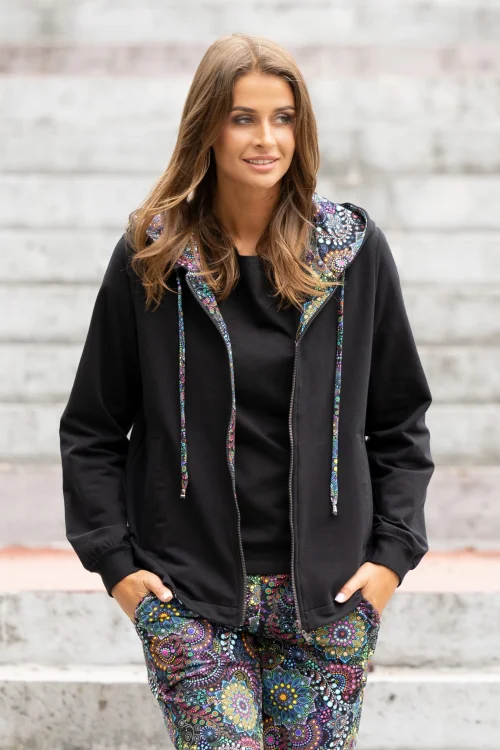 bluza-czarna-z-kontrą-i-spodnie-lużnel-kolorowei-Vippi-Design-5.jpg