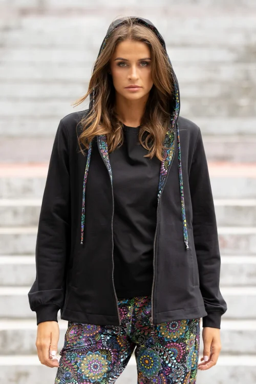 bluza-czarna-z-kontrą-i-spodnie-lużnel-kolorowei-Vippi-Design-9.jpg