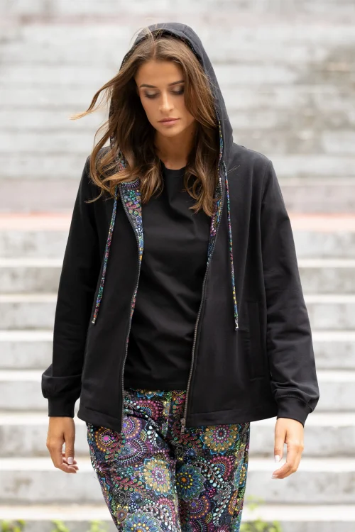 bluza-czarna-z-kontrą-i-spodnie-lużnel-kolorowei-Vippi-Design-10.jpg