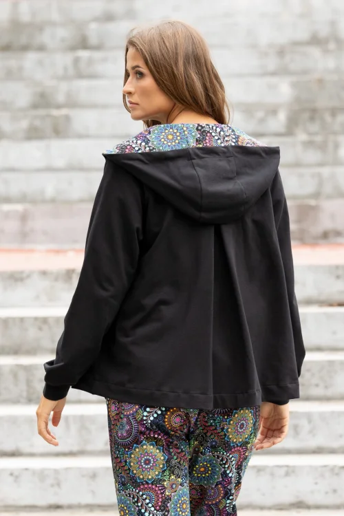 bluza-czarna-z-kontrą-i-spodnie-lużnel-kolorowei-Vippi-Design-13.jpg