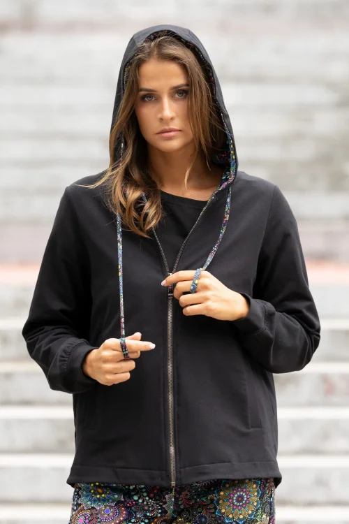 bluza-czarna-z-kontrą-i-spodnie-lużnel-kolorowei-Vippi-Design-15.jpg