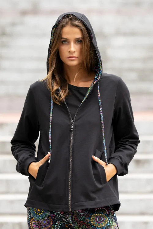 bluza-czarna-z-kontrą-i-spodnie-lużnel-kolorowei-Vippi-Design-16.jpg