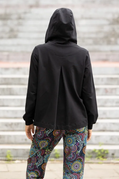 bluza-czarna-z-kontrą-i-spodnie-lużnel-kolorowei-Vippi-Design-17.jpg
