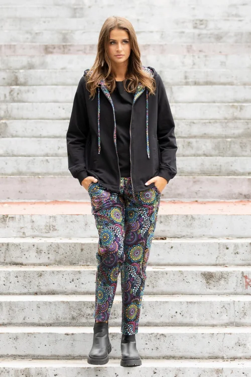 bluza-czarna-z-kontrą-i-spodnie-lużnel-kolorowei-Vippi-Design-1.jpg