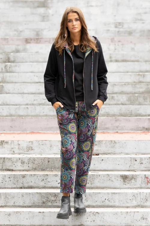 bluza-czarna-z-kontrą-i-spodnie-lużnel-kolorowei-Vippi-Design-2.jpg