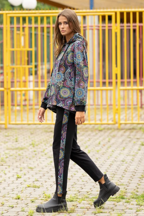 bluza-luźna-z-kapturem-i-spodnie-czarne-luźne-z-lampasem-Vippi-Design-71.jpg