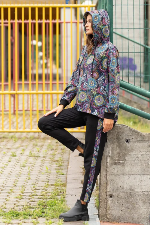 bluza-luźna-z-kapturem-i-spodnie-czarne-luźne-z-lampasem-Vippi-Design-74.jpg