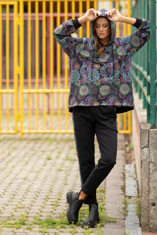 bluza-luźna-z-kapturem-i-spodnie-czarne-luźne-z-lampasem-Vippi-Design-75.jpg